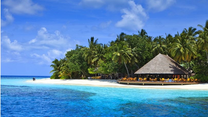 Danish IT-girl visiting villa resorts in the Maldives